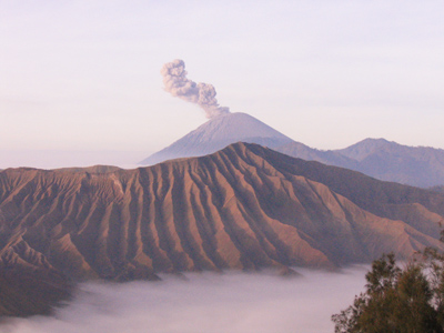 Mt. Bromo betrachtet von einer ca. 3000m hoch gelegenen Ausichtsplattform