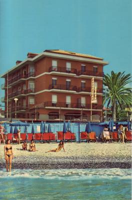 Residence "amici"<br />
Via Aurelia 144 Tel. (0182) 85.182<br />
17020 ANDORA<br />
Rivieri dei Fiori (Italia)<br />
centro stampa offset <br />
0183 64912 Artallo Imperia