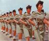 Israel Defence Forces girl soldiers armed with uzi submachine-gun on independence parade, palphot Herzlia mitraillettes