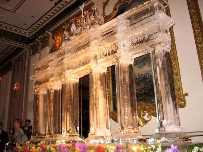 Das Brndenburger Tor ganz aus Eis