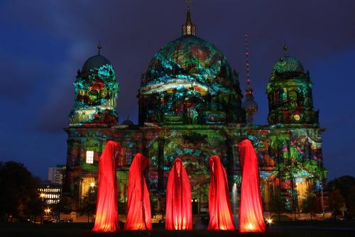 berliner-dom-festival-of-light-die-waechter-der-zeit-timeguards-manfred-kielnhofer-contemporary-art-auction
