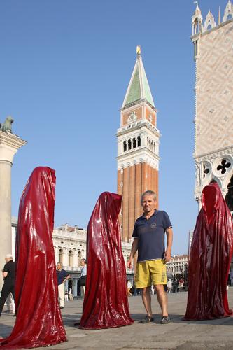contemporary-art-biennale-show-project-venice-piazza-san-marco-manfred-kielnhofer1