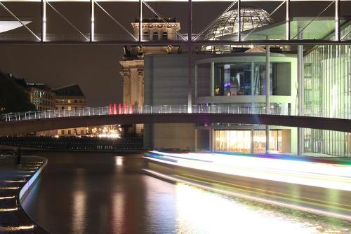 festival-of-lights-light-art-design-sculpture-show-timeguards-waechter-der-zeit-manfred-kielnhofer-reichstag-regierungsgebaeude-germany