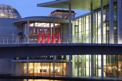 festival-of-lights-light-art-design-sculpture-shows-antics-timeguards-waechter-der-zeit-manfred-kielnhofer-reichstag-regierungsgebaeude-germany