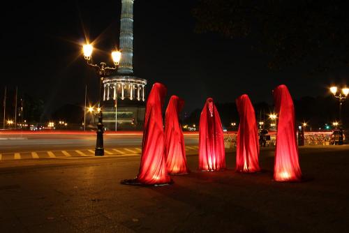 festival-of-lights-lumina-licht-berlin-light-art-show-siegessaele-waechter-der-zeit-manfred-kielnhofer-contemporary-art-design-kunst