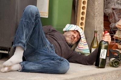 7713104-armen-und-betrunken-mann-auf-b-rgersteig-liegend-mit-flaschen-wein-in-der-nahe-von-m-ll-konnen