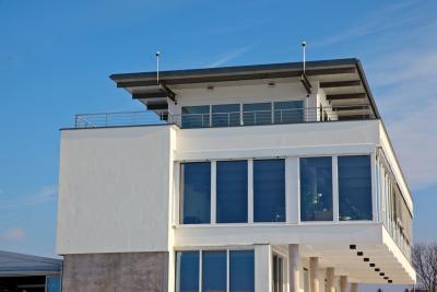 Dynamische Gebäudeklimatisierung. FreyArchitekt<br />
Gebäudeausrichtung in Abstimmung Nutzungsfunktion und natürliche Energiestrahlung Green city Freiburg