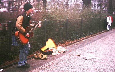 berlin, kreutzberg. flohmarkt. gitarre und tolle stimme.