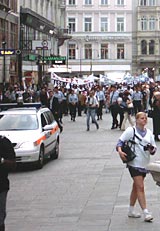 die masse schiebt sich richtung stephansplatz die masse schiebt sich richtung stephansplatz