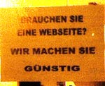 schild in einer geschäftsauslage im 9.wiener gemeindebezirk