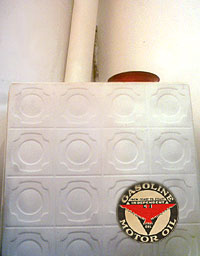 mein schön weiss gefärbelter ölofen mit aufretouschiertem logo