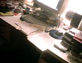 der monitor ist kaum noch zu sehen, trotz seiner 19 zoll.