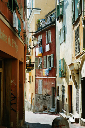 vieux nice, die altstadt von nizza. mittagssonne.