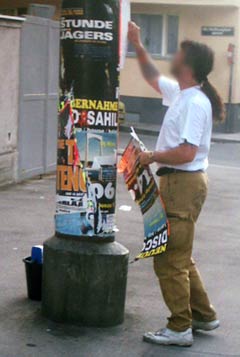 jetzt werden die alten plakate heruntergerissen