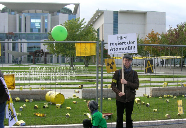 Blick auf Bundeskanzleramt in Berlin am 18.09.2010 bei der Anti-Atom-Demo. Zu sehen sind Atomfässer und ein Plakat &quot;Hier regiert der Atommüll! - Wer zuletzt strahlt, strahlt am längsten!"