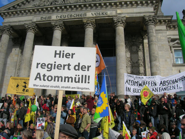 besetzte Reichstagstreppen während Anti-Atom-Demo vom 18.9.2010 in Berlin. U.a. steht auf einem Schild "Hier regiert der Atommüll! - Wer zuletzt strahlt, strahlt am längsten."