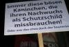 Schild mit der Aufschrift: "Immer diese bösen Kaninchen, die ihren Nachwuchs als Schutzschild missbrauchen! Oder war das doch der Souverän?
