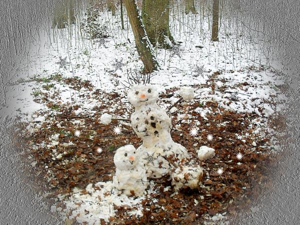 kinder-bauen-schnemaenner-im-daemmel