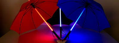 Regenschirme mit Leuchtgriff wie aus dem SF-Klultfilm Blade Runner