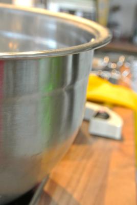 Teigzubereitung für die Hamburgerbroetchen startet gleich