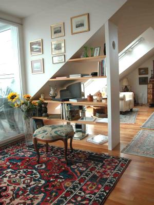 Platz für Bücher - und schirmt den Fernseher ab.<br />
Kirschbaumfächer, weisser stollen.