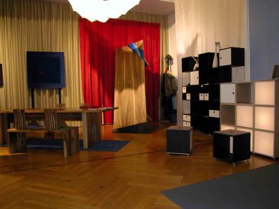 Tische aus Nussbaum und Regalkonstruktion