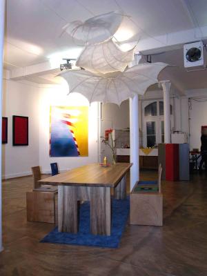 die Ruhe nach dem Sturm <br />
oder <br />
ein Tisch, zwei Bänke, ein bißchen Filz und ein Webteppich <br />
oder <br />
WEISSE FLEDERMAEUSE!