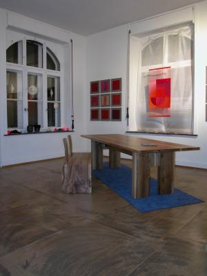 wieder ein Tisch, zwei Bänke, ein bißchen Filz und ein Webteppich