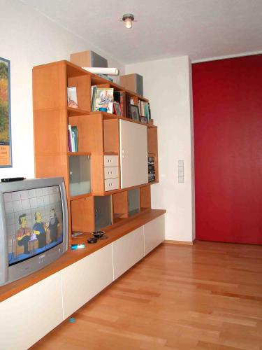 Das rote ist ne praktische Schiebetür, und den Schrank haben wir auch gemacht.