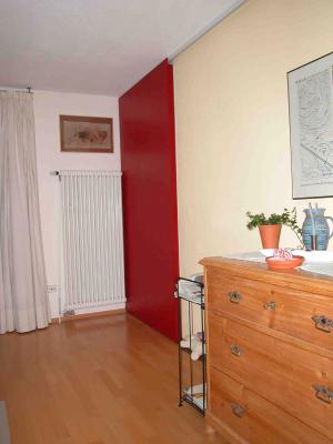 Schiebetür - aus durchgefärbtem MDF geölt, ein willkommener Farbklecks.