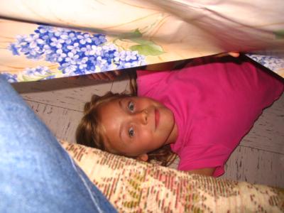 Osa-unter-dem-Tisch-