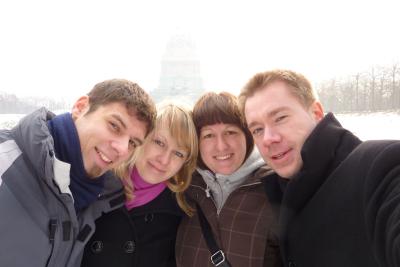 Gruppenbild-mit-Denkmal