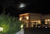 Hotelauffahrt-bei-Nacht