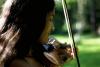 Clarisse mit Violine im Stadtpark