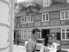 Ulme und Freundin vor Caffe Antik