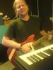 heiko mit fender mustang und klavier