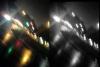 nasse nacht in farbe und in graustufen