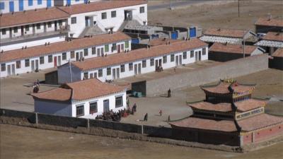 So aufgeraeumt kann die Welt sein, kein Yakdung, keine schraegen Gesaenge, bloß noch saubere Koma-Architektur