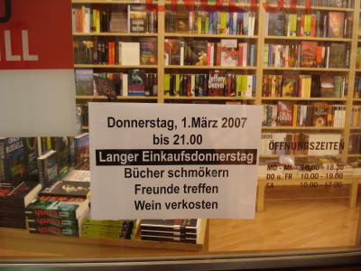 langer-Einkaufsdonnerstag-in-Buchhandlung-Thrill-and-Chill