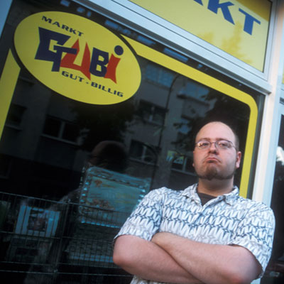 Herr Schiwanski vor seinem Laden. Moin!
