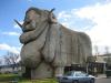 In Australien gibt es etwa 150 Big Things" (grosse Dinge), warum auch immer. Dies hier ist der "Big Merino"; ein Merino ist eine Schafrasse. Dieser steht in Goulburn auf dem Weg nach Sydney. Auf meinen Trips werde ich mir noch mehr ansehen. Die "Big Orange" habe ich ja schon gesehen, wer sich erinnert.