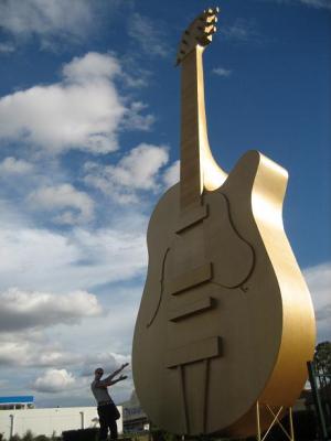 Ist nur angemaltes Holz, sieht aber beeindruckend aus.