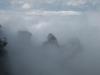 Unter dem Nebel sind die "Three Sisters". Scheint wohl ziehmlich haeufig Nebel zu geben, hat sich aber recht schnell verzogen.