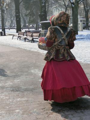 Suessigkeitenverkaeuferin-in-traditioneller-Tracht