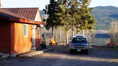 Lagerfeuer vor Cliffs Haus im höher gelegenen Teil der Farm Lagerfeuer vor Cliffs Haus im höher gelegenen Teil der Farm