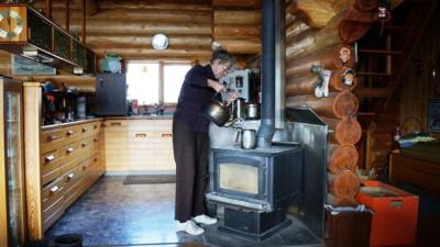 Helen gießt Wasser für Cowboy-Kaffee auf