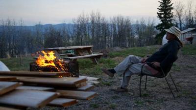 Cliff sitzt nachdenklich am abendlichen Feuer