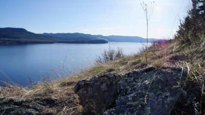 Felsiger Hügel mit See im Hintergrund Felsiger Hügel mit See im Hintergrund