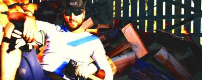 Relaxen vor Holzhaufen Relaxen vor Holzhaufen