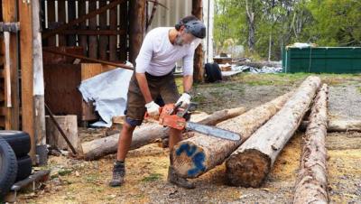 Kettensaege und Schutzmontur Kettensaege und Schutzmontur